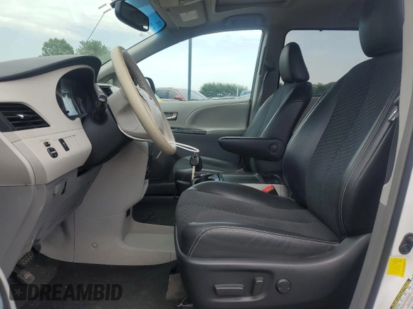 2013 Toyota Sienna SE с VIN 5TDXK3DC3DS315294, выставлен на аукционе Copart как лот 60732425 с пробегом 84 030 миль миль и Списание • Salvage title. История ставок и продаж доступна на DreamBid. Изображение 7.