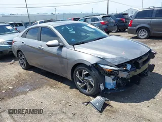 2024 Hyundai Elantra SEL z VIN KMHLS4DG3RU836490, wystawiony jako IAAI lot #42309437 z przebiegiem 7 679 mil mil oraz . Historia ofert i sprzedaży dostępna na DreamBid. Obrazek 1.