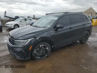 2024 Volkswagen Tiguan SE R-Line Black z VIN 3VV8B7AX3RM069570, wystawiony jako Copart lot #55841875 z przebiegiem 12 720 mil mil oraz Szkoda całkowita • Salvage title. Historia ofert i sprzedaży dostępna na DreamBid. Obrazek 1.