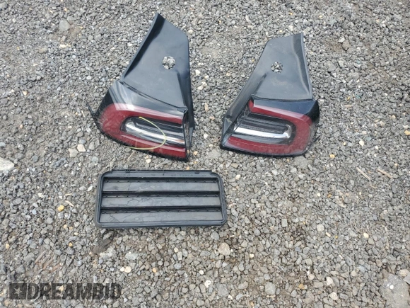 2023 Tesla Model 3 z VIN 5YJ3E1EAXPF451972, wystawiony jako Copart lot #60165475 z przebiegiem 104 902 mil mil oraz Czysty tytuł • Clean title. Historia ofert i sprzedaży dostępna na DreamBid. Obrazek 12.