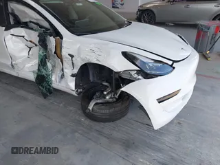2023 Tesla Model 3 z VIN 5YJ3E1EAXPF606178, wystawiony jako IAAI lot #42543528 z przebiegiem 26 638 mil mil oraz . Historia ofert i sprzedaży dostępna na DreamBid. Obrazek 6.