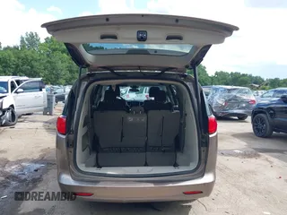 2017 Chrysler Pacifica Touring z VIN 2C4RC1DG2HR833473, wystawiony jako IAAI lot #42597208 z przebiegiem 78 239 mil mil oraz . Historia ofert i sprzedaży dostępna na DreamBid. Obrazek 18.