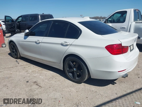 2014 BMW 3 Series 328i z VIN WBA3C1C55EK109483, wystawiony jako IAAI lot #41670180 z przebiegiem 99 947 mil mil oraz . Historia ofert i sprzedaży dostępna na DreamBid. Obrazek 3.