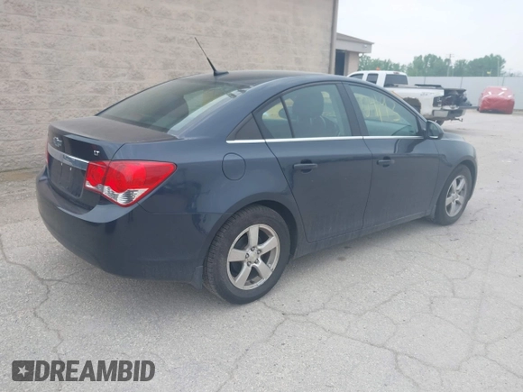 2014 Chevrolet Cruze 1LT z VIN 1G1PC5SB3E7242029, wystawiony jako IAAI lot #42404193 z przebiegiem 143 896 mil mil oraz . Historia ofert i sprzedaży dostępna na DreamBid. Obrazek 4.