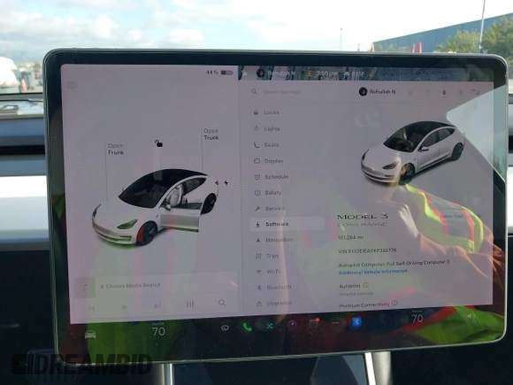 2019 Tesla Model 3 Mid Range z VIN 5YJ3E1EA0KF322776, wystawiony jako IAAI lot #41703368 z przebiegiem 131 264 mil mil oraz . Historia ofert i sprzedaży dostępna na DreamBid. Obrazek 18.