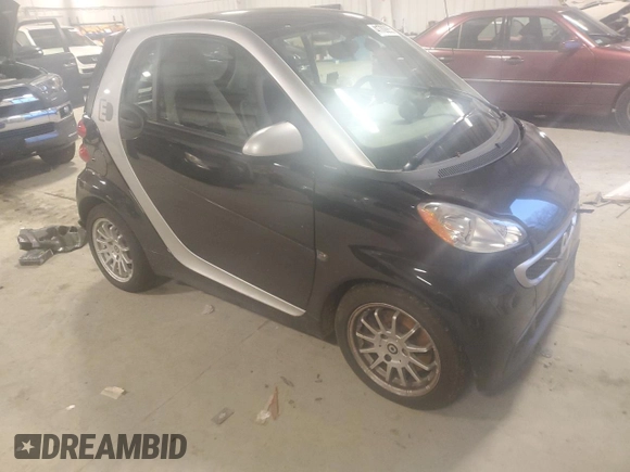 2013 Smart fortwo Passion z VIN WMEEJ9AAXDK673744, wystawiony jako Copart lot #41709255 z przebiegiem Nie podano mil oraz Tytuł czysty. Historia ofert i sprzedaży dostępna na DreamBid. Obrazek 4.
