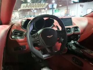 2020 Aston Martin Vantage z VIN SCFSMGAW1LGN03414, wystawiony jako Copart lot #84055064 z przebiegiem 24 509 mil mil oraz Szkody całkowita. Historia ofert i sprzedaży dostępna na DreamBid. Obrazek 5.