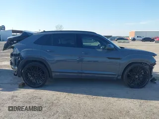 2024 Volkswagen Atlas SEL Premium R-Line z VIN 1V2FE2CA3RC245381, wystawiony jako IAAI lot #41610093 z przebiegiem 5 022 mil mil oraz . Historia ofert i sprzedaży dostępna na DreamBid. Obrazek 13.