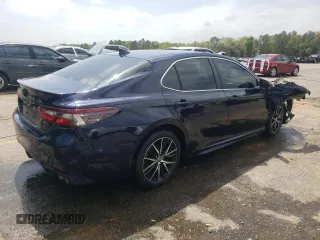 2022 Toyota Camry SE with VIN 4T1T11AK6NU672205, listed as a Copart auction lot 51483335 with 56,649 mi miles and Salvage Title. Bid and sale history available at carsss.com. Image 3.