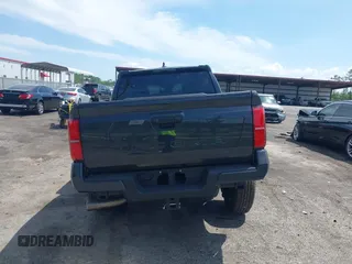2024 Toyota Tacoma SR5 z VIN 3TYKB5FN0RT013249, wystawiony jako IAAI lot #42182507 z przebiegiem 8 373 mil mil oraz . Historia ofert i sprzedaży dostępna na DreamBid. Obrazek 16.