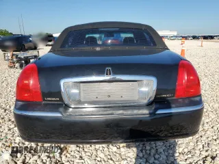 2006 Lincoln Town Car Signature z VIN 1LNHM81V96Y633439, wystawiony jako Copart lot #56548985 z przebiegiem 146 823 mil mil oraz Szkody całkowita. Historia ofert i sprzedaży dostępna na DreamBid. Obrazek 6.