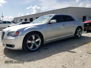 2012 Chrysler 300 S z VIN 2C3CCABG2CH140432, wystawiony jako Copart lot #60916765 z przebiegiem 170 042 mil mil oraz Czysty tytuł • Clean title. Historia ofert i sprzedaży dostępna na DreamBid. Obrazek 1.