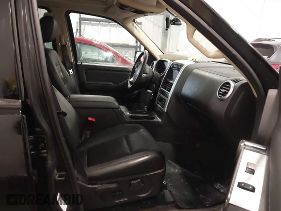 2006 Mercury Mountaineer Premier z VIN 4M2EU48826ZJ05567, wystawiony jako IAAI lot #41580546 z przebiegiem 133 863 mil mil oraz . Historia ofert i sprzedaży dostępna na DreamBid. Obrazek 5.