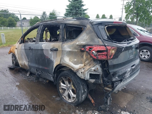 2019 Ford Escape Titanium z VIN 1FMCU9J95KUB24713, wystawiony jako IAAI lot #42554610 z przebiegiem Nie podano mil oraz . Historia ofert i sprzedaży dostępna na DreamBid. Obrazek 3.