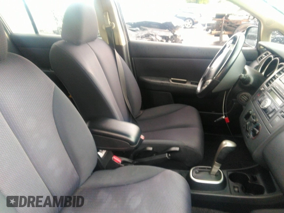 2007 Nissan Versa SL z VIN 3N1BC13E87L382677, wystawiony jako IAAI lot #36512894 z przebiegiem 144 906 mil mil oraz . Historia ofert i sprzedaży dostępna na DreamBid. Obrazek 5.