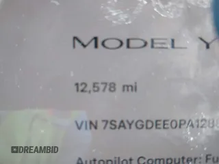 2023 Tesla Model Y Long Range z VIN 7SAYGDEE0PA128888, wystawiony jako IAAI lot #41410085 z przebiegiem 12 578 mil mil oraz . Historia ofert i sprzedaży dostępna na DreamBid. Obrazek 15.