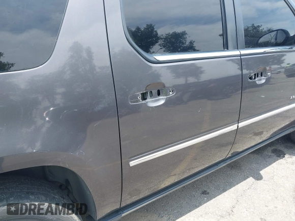 2011 Cadillac Escalade ESV Premium z VIN 1GYS4JEF2BR149146, wystawiony jako IAAI lot #42370325 z przebiegiem 68 787 mil mil oraz . Historia ofert i sprzedaży dostępna na DreamBid. Obrazek 19.