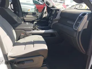 2022 Ram 1500 Big Horn z VIN 1C6RRFMG2NN430198, wystawiony jako IAAI lot #41944132 z przebiegiem 54 479 mil mil oraz . Historia ofert i sprzedaży dostępna na DreamBid. Obrazek 5.