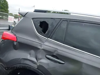 2018 Toyota RAV4 XLE z VIN JTMWFREV3JJ184752, wystawiony jako IAAI lot #42356452 z przebiegiem 79 532 mil mil oraz . Historia ofert i sprzedaży dostępna na DreamBid. Obrazek 20.