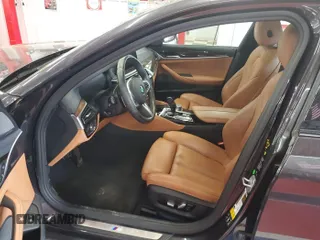 2020 BMW 5 Series 540i xDrive z VIN WBAJS3C09LWW63125, wystawiony jako IAAI lot #42304864 z przebiegiem 42 153 mil mil oraz . Historia ofert i sprzedaży dostępna na DreamBid. Obrazek 1.
