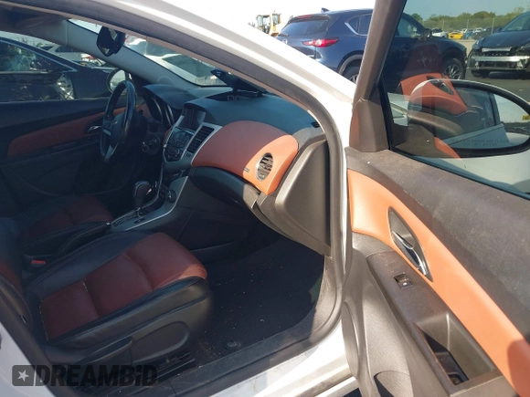 2014 Chevrolet Cruze 2LT z VIN 1G1PE5SB4E7340318, wystawiony jako IAAI lot #42268044 z przebiegiem Nie podano mil oraz . Historia ofert i sprzedaży dostępna na DreamBid. Obrazek 5.