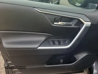 2022 Toyota RAV4 XLE z VIN 2T3P1RFV5NC282921, wystawiony jako IAAI lot #42900624 z przebiegiem 43 470 mil mil oraz . Historia ofert i sprzedaży dostępna na DreamBid. Obrazek 19.