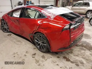 2024 Toyota Prius LE z VIN JTDADABU8R3013976, wystawiony jako IAAI lot #41621800 z przebiegiem 7475 mil mil oraz . Historia ofert i sprzedaży dostępna na DreamBid. Obrazek 3.