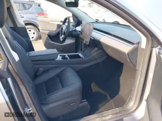 2025 Tesla Model Y Long Range with VIN 7SAYGAEE2SF289611, listed as a IAAI auction lot 41445630 with 393 mi miles. Bid and sale history available at carsss.com. Image 5.