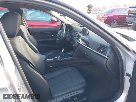 2015 BMW 3 Series 328i xDrive z VIN WBA3B5C56FF962334, wystawiony jako IAAI lot #41323621 z przebiegiem 33 419 mil mil oraz . Historia ofert i sprzedaży dostępna na DreamBid. Obrazek 5.