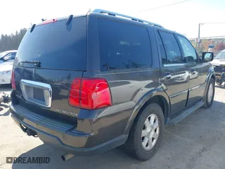 2005 Lincoln Navigator Luxury with VIN 5LMFU27535LJ04900, listed as a IAAI auction lot 42050316 with 293,904 mi miles. Bid and sale history available at carsss.com. Image 4.