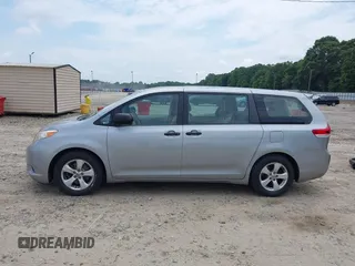 2014 Toyota Sienna L z VIN 5TDZK3DC5ES524062, wystawiony jako IAAI lot #42601245 z przebiegiem 130 892 mil mil oraz . Historia ofert i sprzedaży dostępna na DreamBid. Obrazek 14.