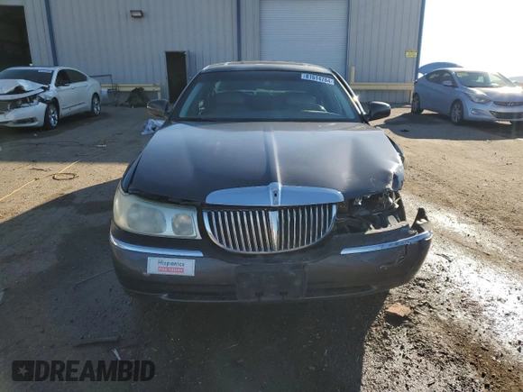 2002 Lincoln Town Car Signature z VIN 1LNHM82W02Y611525, wystawiony jako Copart lot #81514784 z przebiegiem 123 140 mil mil oraz Szkoda całkowita • Salvage title. Historia ofert i sprzedaży dostępna na DreamBid. Obrazek 5.