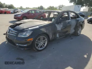 2013 Mercedes-Benz C 300 Sport z VIN WDDGF8AB9DR291570, wystawiony jako Copart lot #57833335 z przebiegiem Nie podano mil oraz Nie do naprawy • Non repairable. Historia ofert i sprzedaży dostępna na DreamBid. Obrazek 1.
