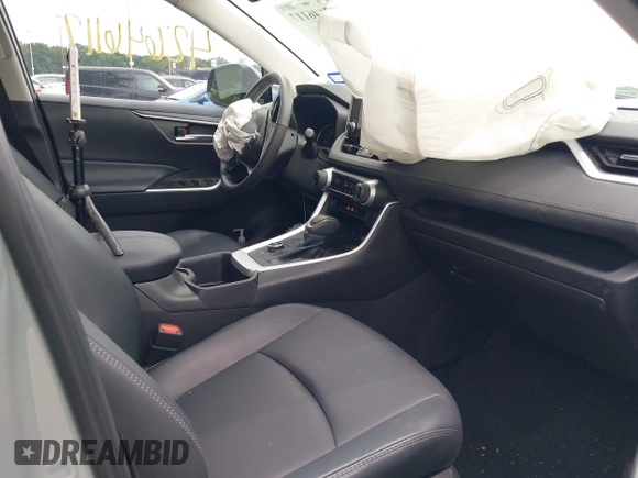 2023 Toyota RAV4 Hybrid XLE Premium z VIN 4T3B6RFV0PU132809, wystawiony jako IAAI lot #42646117 z przebiegiem 43 083 mil mil oraz . Historia ofert i sprzedaży dostępna na DreamBid. Obrazek 5.