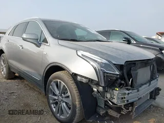 2025 Cadillac XT5 FWD Premium Luxury z VIN 1GYKNCRS7SZ121276, wystawiony jako IAAI lot #42295885 z przebiegiem 9 415 mil mil oraz . Historia ofert i sprzedaży dostępna na DreamBid. Obrazek 1.