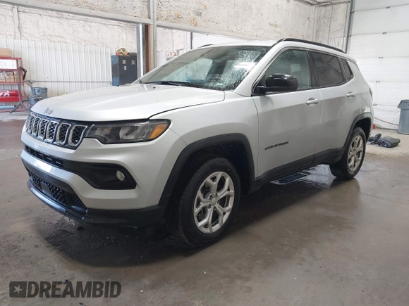 2024 Jeep Compass Latitude z VIN 3C4NJDBN5RT116961, wystawiony jako IAAI lot #42661118 z przebiegiem 24 175 mil mil oraz . Historia ofert i sprzedaży dostępna na DreamBid. Obrazek 18.