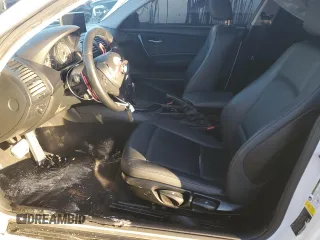 2011 BMW 1 Series 128i z VIN WBAUP9C56BVL90128, wystawiony jako Copart lot #86883994 z przebiegiem 149 463 mil mil oraz Szkoda całkowita • Salvage title. Historia ofert i sprzedaży dostępna na DreamBid. Obrazek 7.