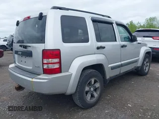 2008 Jeep Liberty Sport z VIN 1J8GN28KX8W247173, wystawiony jako IAAI lot #42259760 z przebiegiem 216 848 mil mil oraz . Historia ofert i sprzedaży dostępna na DreamBid. Obrazek 4.