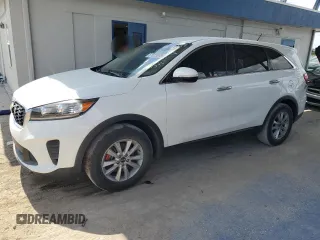 2020 Kia Sorento LX z VIN 5XYPG4A54LG614799, wystawiony jako Copart lot #61023875 z przebiegiem 83 029 mil mil oraz Czysty tytuł • Clean title. Historia ofert i sprzedaży dostępna na DreamBid. Obrazek 1.