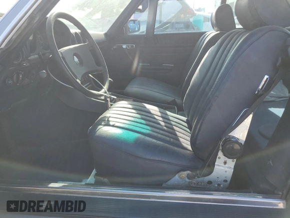1984 Mercedes-Benz 380 SL z VIN WDBBA45A8EA001735, wystawiony jako Copart lot #60427655 z przebiegiem 100 375 mil mil oraz Czysty tytuł • Clean title. Historia ofert i sprzedaży dostępna na DreamBid. Obrazek 7.