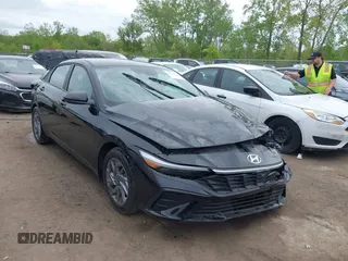 2024 Hyundai Elantra SEL z VIN KMHLM4DG8RU690033, wystawiony jako IAAI lot #42211444 z przebiegiem 19 708 mil mil oraz . Historia ofert i sprzedaży dostępna na DreamBid. Obrazek 1.