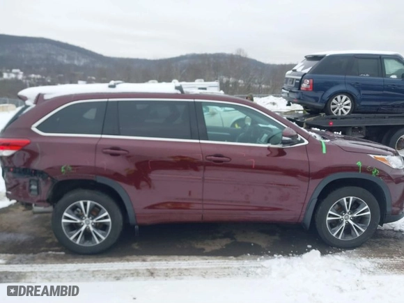 2018 Toyota Highlander LE with VIN 5TDBZRFH6JS903123, listed as a IAAI auction lot 41564004 with 109,852 mi miles. Bid and sale history available at carsss.com. Image 13.