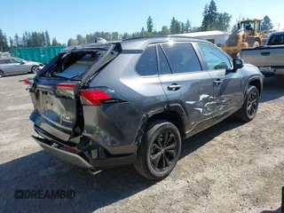 2022 Toyota RAV4 Hybrid SE z VIN 4T3T6RFV5NU101105, wystawiony jako IAAI lot #42666372 z przebiegiem 7 644 mil mil oraz . Historia ofert i sprzedaży dostępna na DreamBid. Obrazek 4.