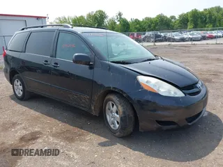2010 Toyota Sienna CE z VIN 5TDKK4CC2AS327997, wystawiony jako IAAI lot #42350036 z przebiegiem 160 464 mil mil oraz . Historia ofert i sprzedaży dostępna na DreamBid. Obrazek 1.