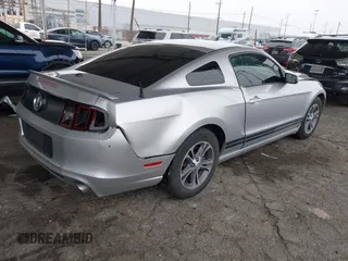 2014 Ford Mustang V6 z VIN 1ZVBP8AM3E5295137, wystawiony jako IAAI lot #42153393 z przebiegiem 154 878 mil mil oraz . Historia ofert i sprzedaży dostępna na DreamBid. Obrazek 4.