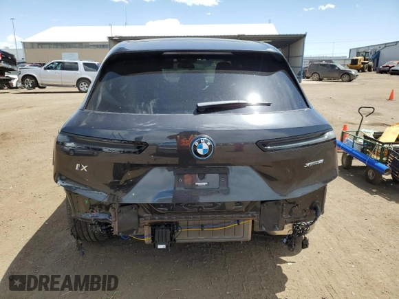 2023 BMW iX xDrive50 z VIN WB523CF03PCM09655, wystawiony jako Copart lot #52922124 z przebiegiem 3 159 mil mil oraz . Historia ofert i sprzedaży dostępna na DreamBid. Obrazek 6.