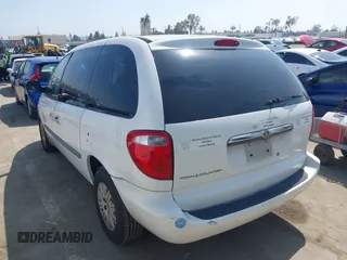 2007 Chrysler Town & Country with VIN 1A4GJ45R97B126697, listed as a IAAI auction lot 42180124 with 186,396 mi miles. Bid and sale history available at carsss.com. Image 3.
