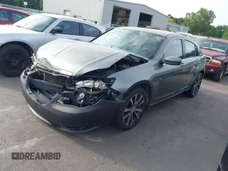 2012 Chrysler 200 Touring z VIN 1C3CCBBG5CN264045, wystawiony jako IAAI lot #42500711 z przebiegiem 176 135 mil mil oraz . Historia ofert i sprzedaży dostępna na DreamBid. Obrazek 2.