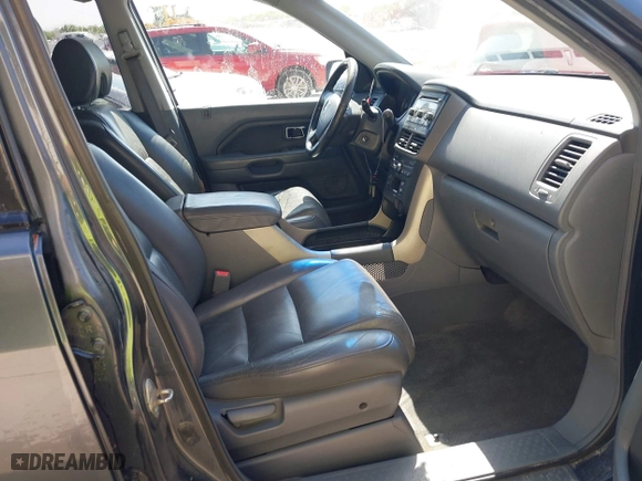 2006 Honda Pilot EX-L with VIN 5FNYF28556B003516, listed as a IAAI auction lot 42013495 with 207,443 mi miles. Bid and sale history available at carsss.com. Image 5.