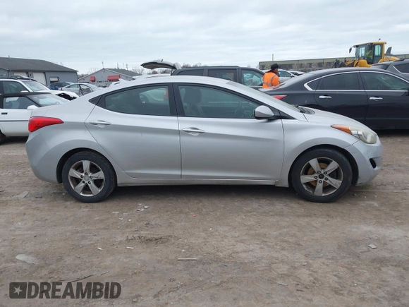 2013 Hyundai Elantra GLS z VIN 5NPDH4AE8DH274678, wystawiony jako IAAI lot #42038774 z przebiegiem 171 504 mil mil oraz . Historia ofert i sprzedaży dostępna na DreamBid. Obrazek 13.